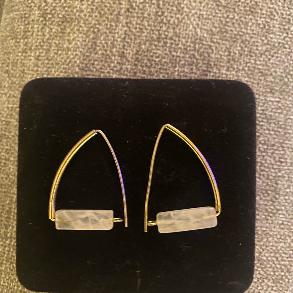 Beautiful thin hanging earrings with a light pink stone!